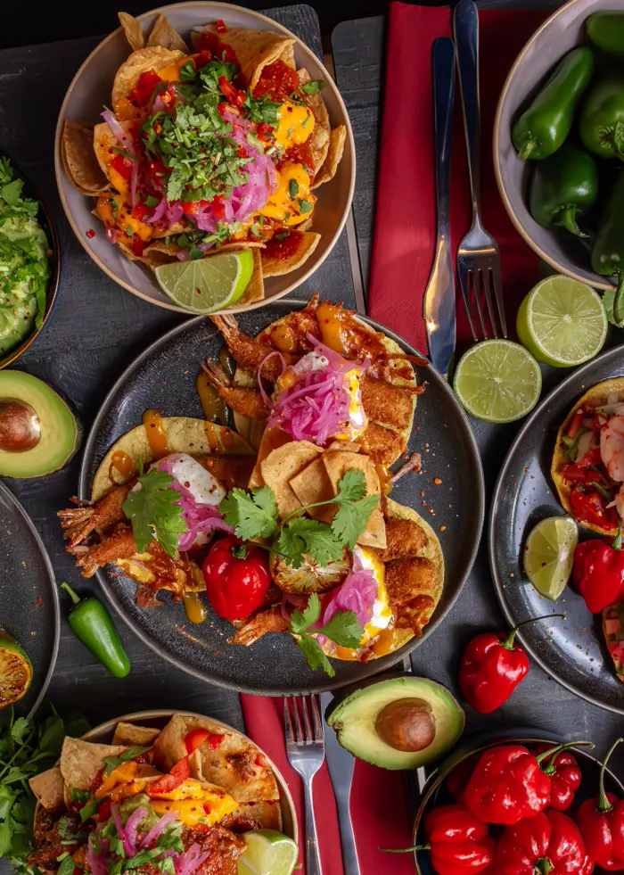 Avokado, reketostadas og nachos på bordet